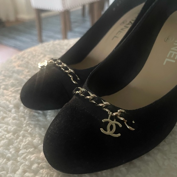 SOLD Chanel Suede Pumps with logo chain - Picture 7 of 10